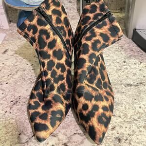 Betsey Johnson Leopard Print Zip-Up Ankle Boots / Booties — Size 7.5